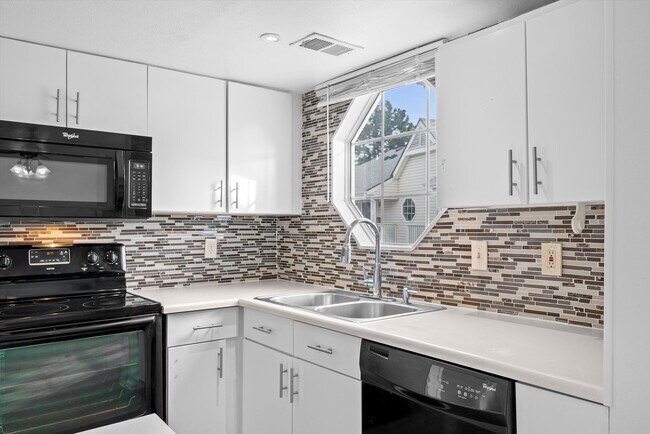 Building Photo - Cherry Creek Schools Condo | Balcony, Fireplace, Garage + Pool