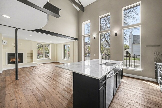 Building Photo - Stunning Luxury Home in Sunnyside **Move-In Special**