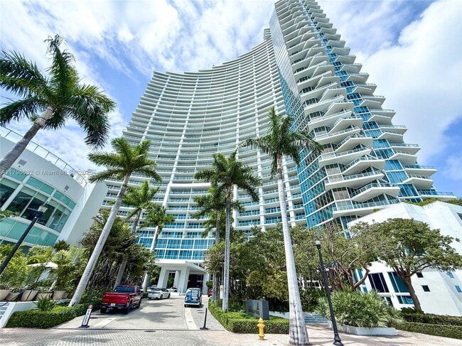 Building Photo - 2020 N Bayshore Dr