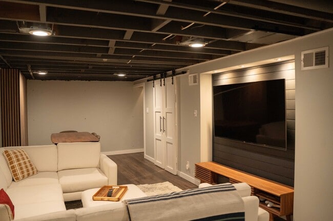 Building Photo - 1900 Mitchell Terrace