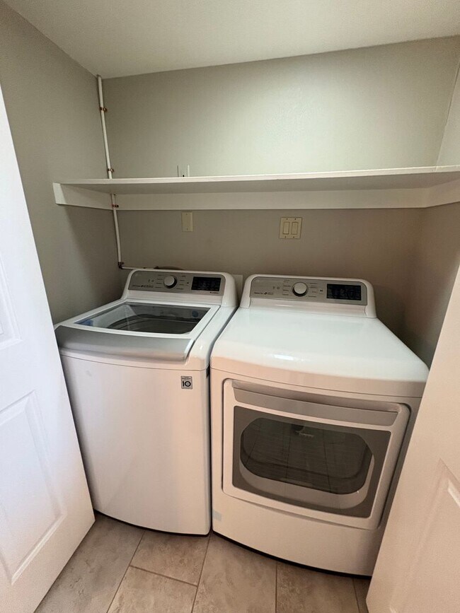 Building Photo - 2Bed/2Bath Townhouse in North Scottsdale! Ready for Immediate Move-In! -- 2 CAR GARAGE!