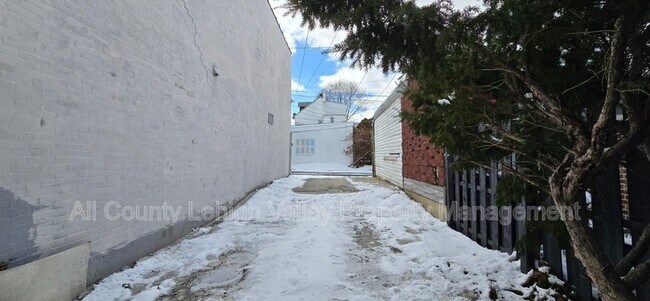 Building Photo - 818 N 4th St