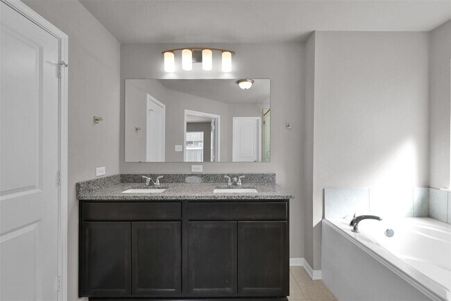 Building Photo - 14367 N Summerchase Cir