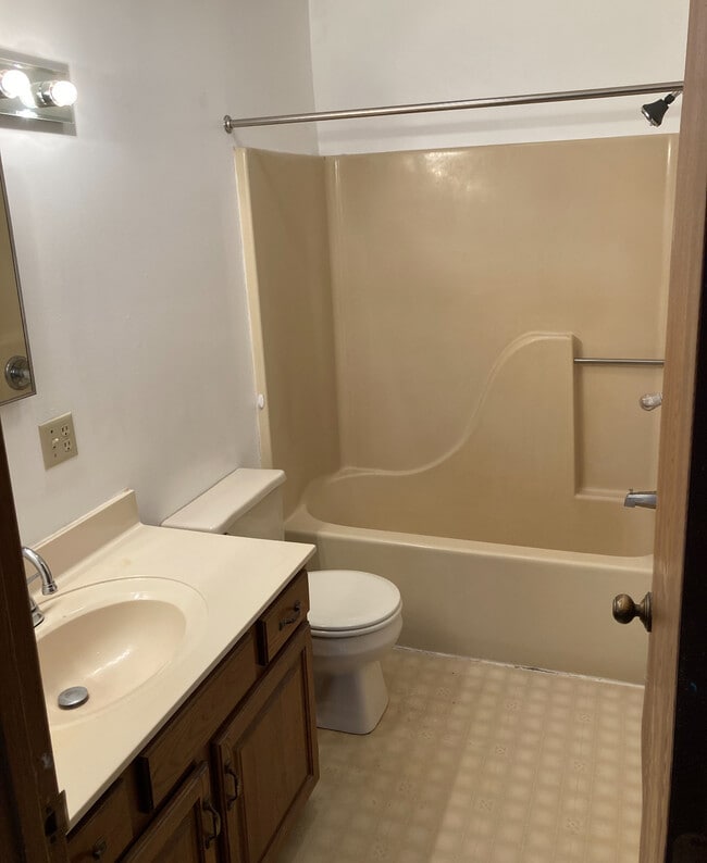 Building Photo - 107 S Van St