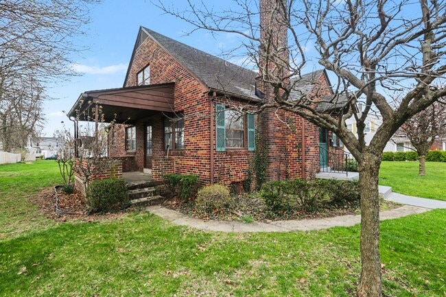 Building Photo - 2327 Chestnut St