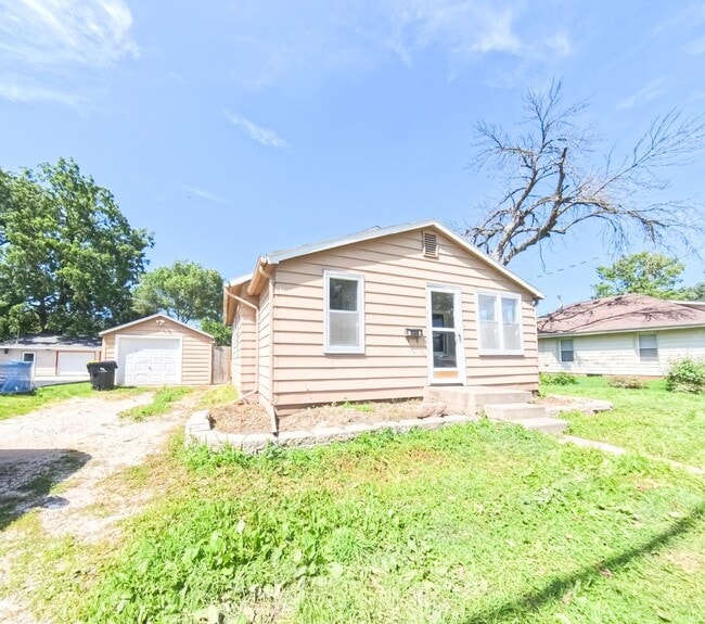 Building Photo - Newly updated 2 bedroom 1 bathroom home-Ad...