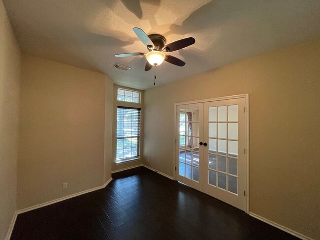 Building Photo - Beautiful single-story home in desirable Vista Oaks Subdivision