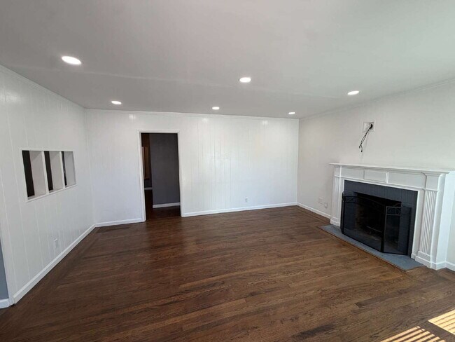 Building Photo - 2261 Hickory Dr