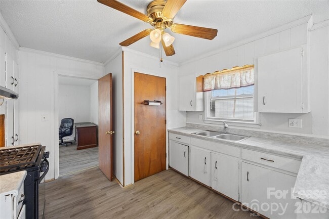 Building Photo - 1037 Stoneybrook Ln