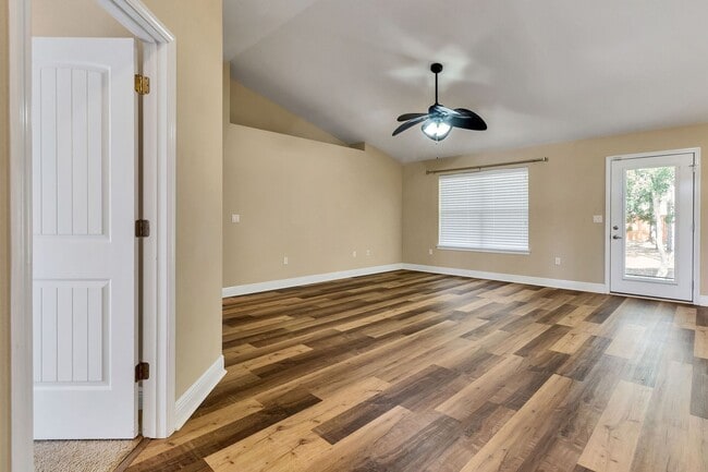 Building Photo - 4 Bedroom in Gulf Breeze!!