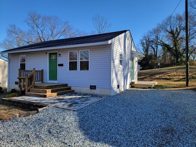Building Photo - 2 Bedroom 1 Bathroom House