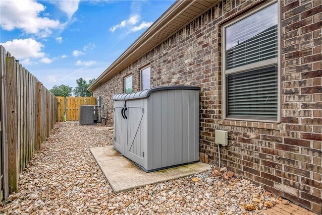 Building Photo - 4403 W Meadow Oaks Dr