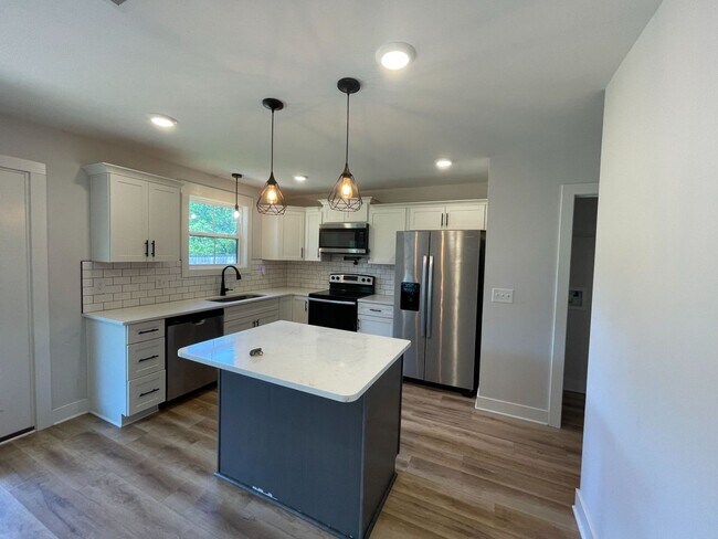 Building Photo - 3 Bed 2.5 Bath Dog Friendly Home For Rent Near Post!