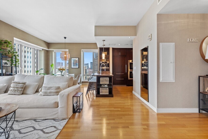 Building Photo - 400 Stuart St