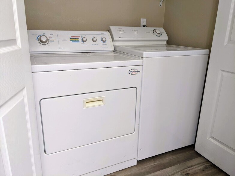 In-unit washer and dryer - 10026 NE 127th Pl