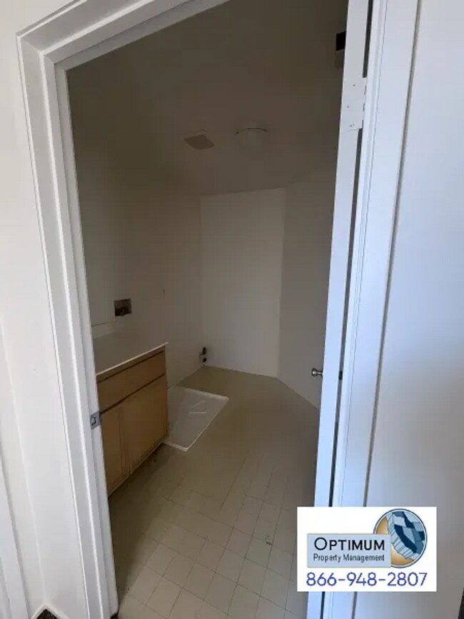 Building Photo - Beautiful 4 Bedroom, 3 Bathroom Two-Story Home with Loft & Spacious Backyard