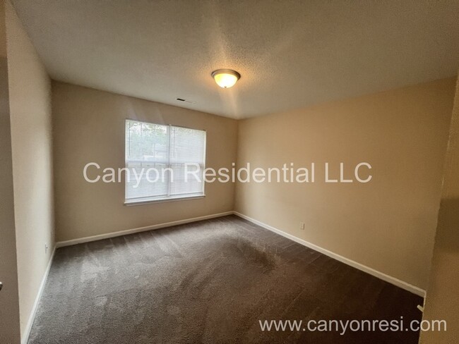 Building Photo - Beautiful 3b Room! Move in ready!