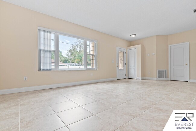 Building Photo - 16 Pinelynn Dr