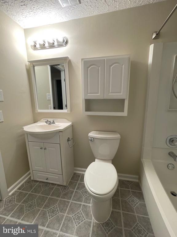 Building Photo - 5863 Rowanberry Dr