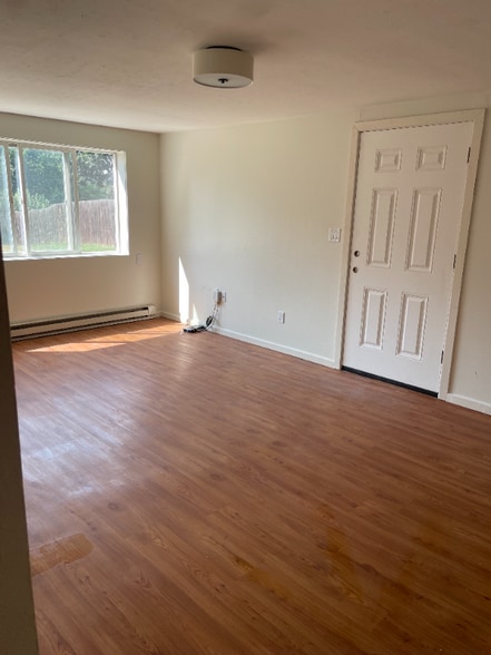 Building Photo - 705 1/2 Hidden Ln