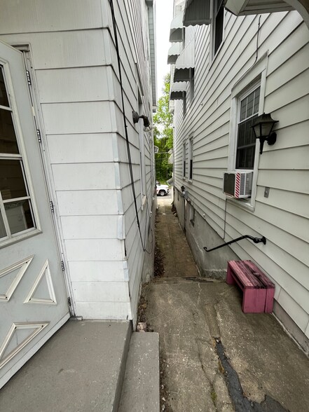 Building Photo - 216 W Ridge St