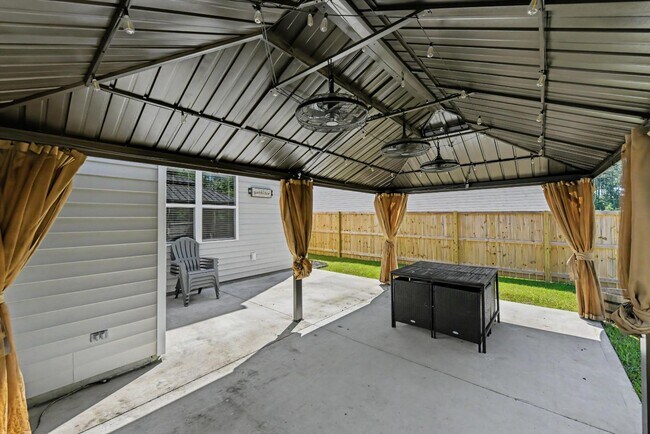 Building Photo - 111 Blossom Wood Ln