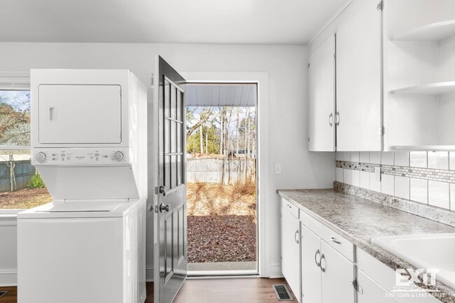 Building Photo - Welcome to your 2 bedroom, 1 bath home in South Hill!