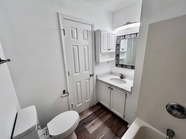 Building Photo - Newly remodeled 3 bed 2.5 bath townhome in...