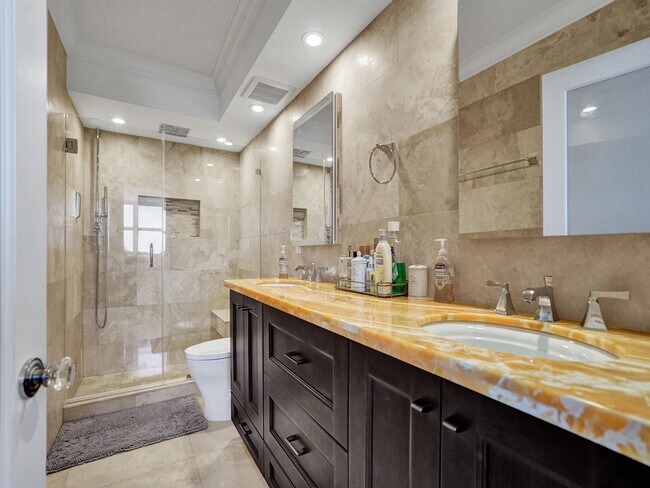 Building Photo - 209 N Fort Lauderdale Beach Blvd