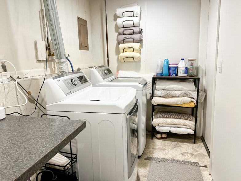 Building Photo - 323 SE Melody Ln