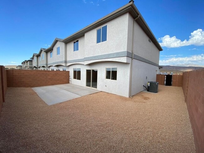 Building Photo - Scenic 3-Bedroom Townhome with Stunning Re...