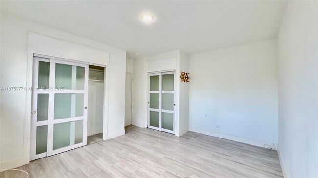 Building Photo - 2025 Bay Dr