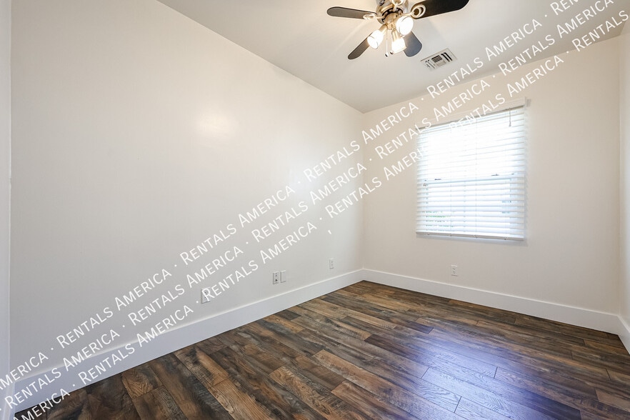Building Photo - 1310 W Glenrosa Ave