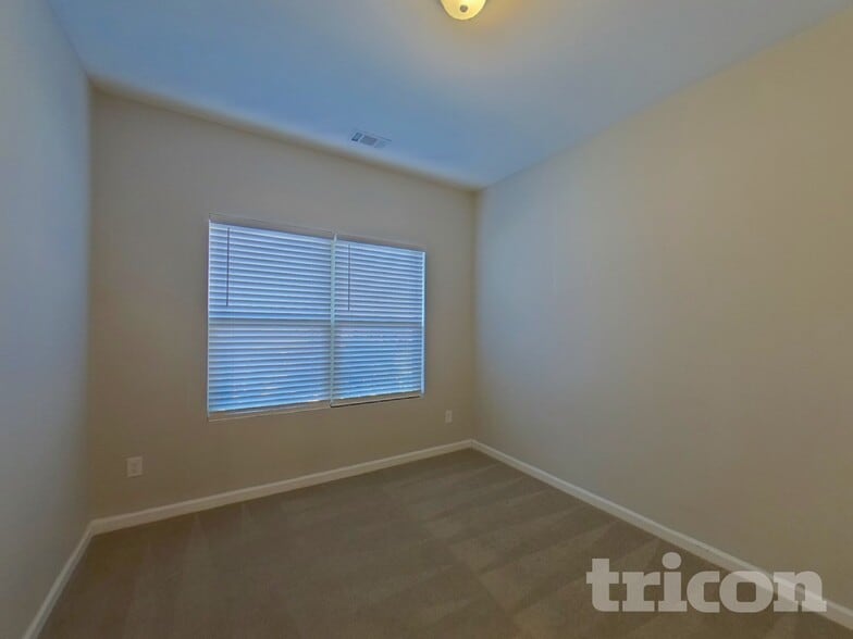 Building Photo - 1576 Queen Elizabeth Dr