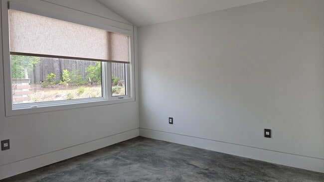 Building Photo - 63 1st Ct