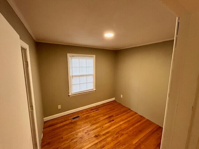 Building Photo - Welcome to this charming 3-bedroom, 1-bath...
