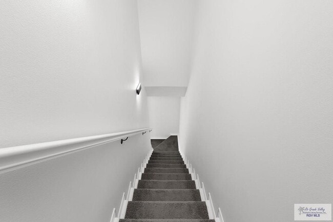 Building Photo - 405 Lion's Villa Ave