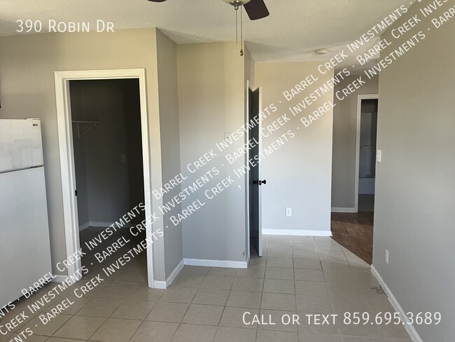 Building Photo - 2-Bedroom 1-Bath Brick Duplex with Spaciou...