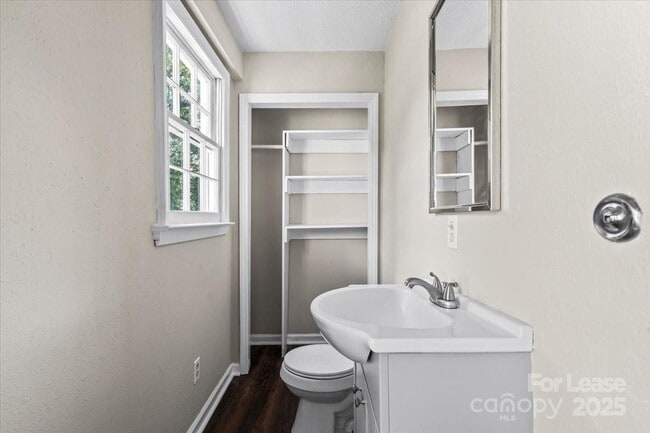 Building Photo - 904 Edgewood Cir