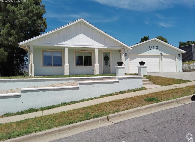 Building Photo - 919 E Millbrook Wy