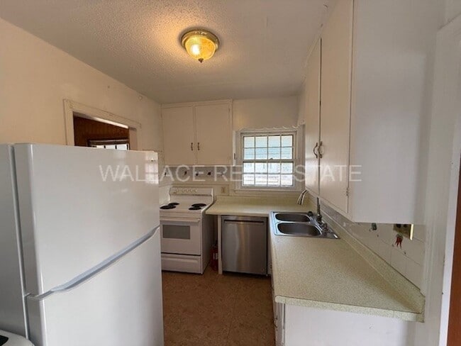 Building Photo - CUTE 1940'S BUNGALOW IN SHANNONDALE COMMUNITY IN N. KNOXVILLE!!