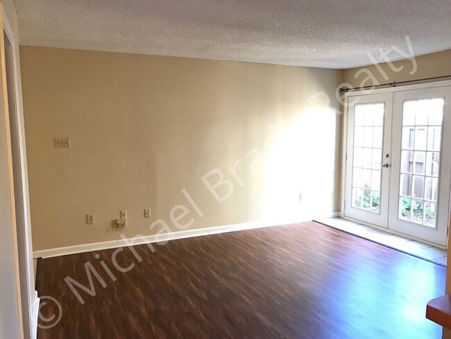 Building Photo - Move in Special! One Bedroom Condo! 1 mont...