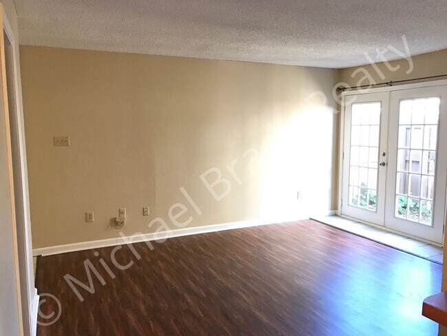 Building Photo - One Bedroom Condo!