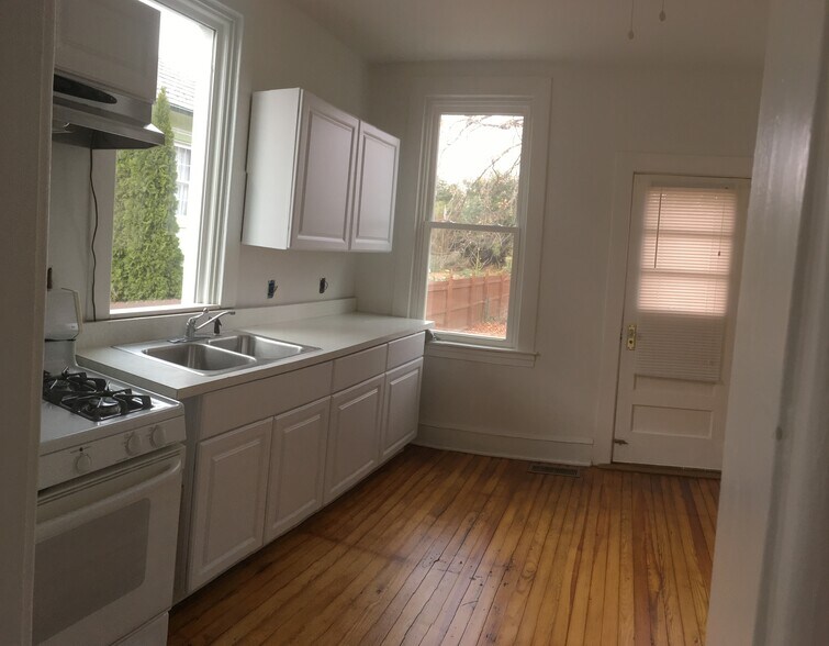 Building Photo - 2904 Chesley Ave
