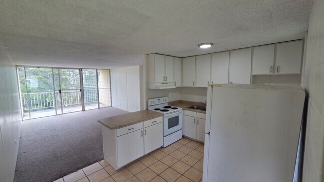Building Photo - Ridgecrest ~ Spacious 2 Bedroom w/ 2 Reser...