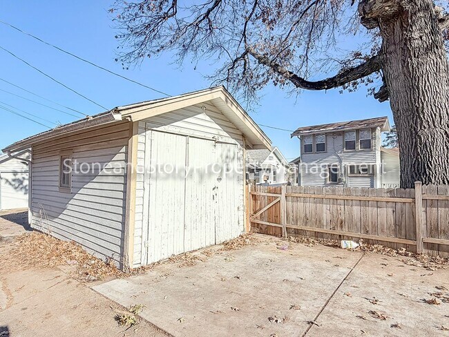 Building Photo - 2 bedroom 1 bath