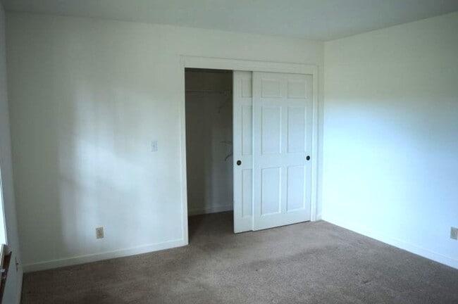 Building Photo - Charming Single-Level Condo in Mill Valley...