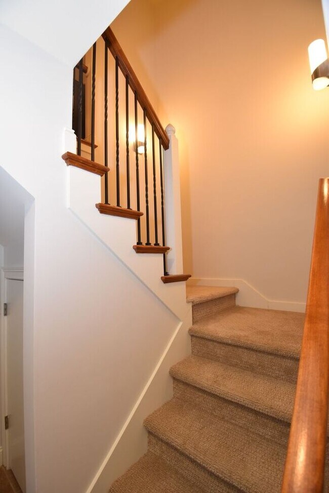 Building Photo - 3 bedroom 2 bath Ivy Quad Townhouse for lease
