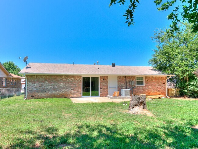 Building Photo - 4 Bedroom/2 Bath home with fenced yard.