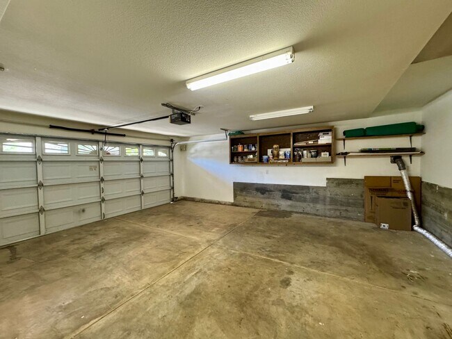 Building Photo - Spacious 3 bedroom, 3 bath bi-level home nestled in the scenic Sierra Nevada foothills